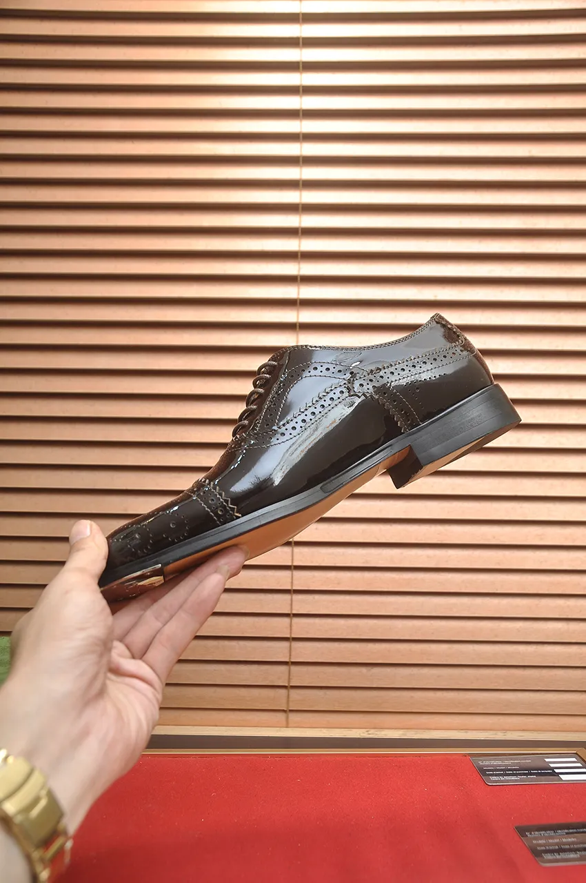 Men's shoes💰660💶 Brand: GUCCI (Gucci) Standard code: Men's code 39/44 (45/46 can be customized) Grade: Same as the official website Original quality Material: Original cowhide Water-dyed cowhide lining Original rubber outsole Style category: Men's fashionable casual leather shoes Distinguished big-name luxury elements top luxury Color: Actual picture